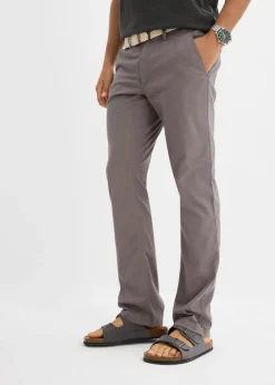 Pantalón tipo chino con corte regular, cinturilla elástica, cinturón y forma recta
