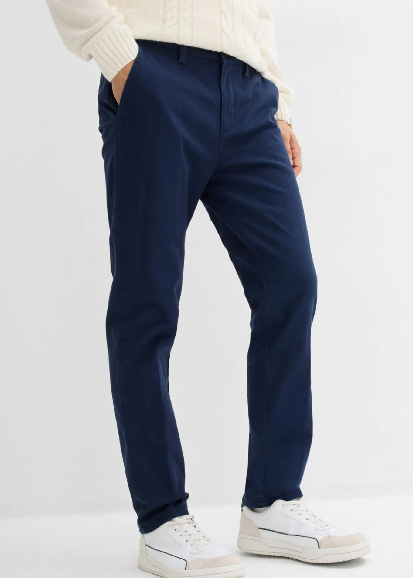 Pantalón tipo chino con corte regular, forro térmico de franela y diseño tapered