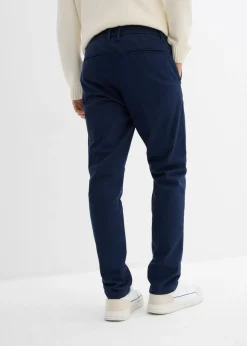 Pantalón tipo chino con corte regular, forro térmico de franela y diseño tapered