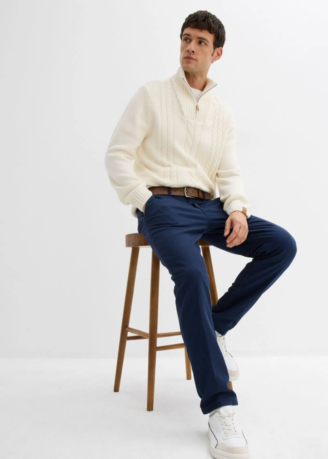 Pantalón tipo chino con corte regular, forro térmico de franela y diseño tapered