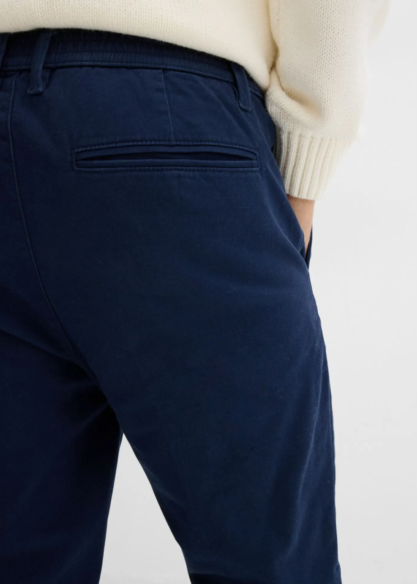 Pantalón tipo chino con corte regular, forro térmico de franela y diseño tapered