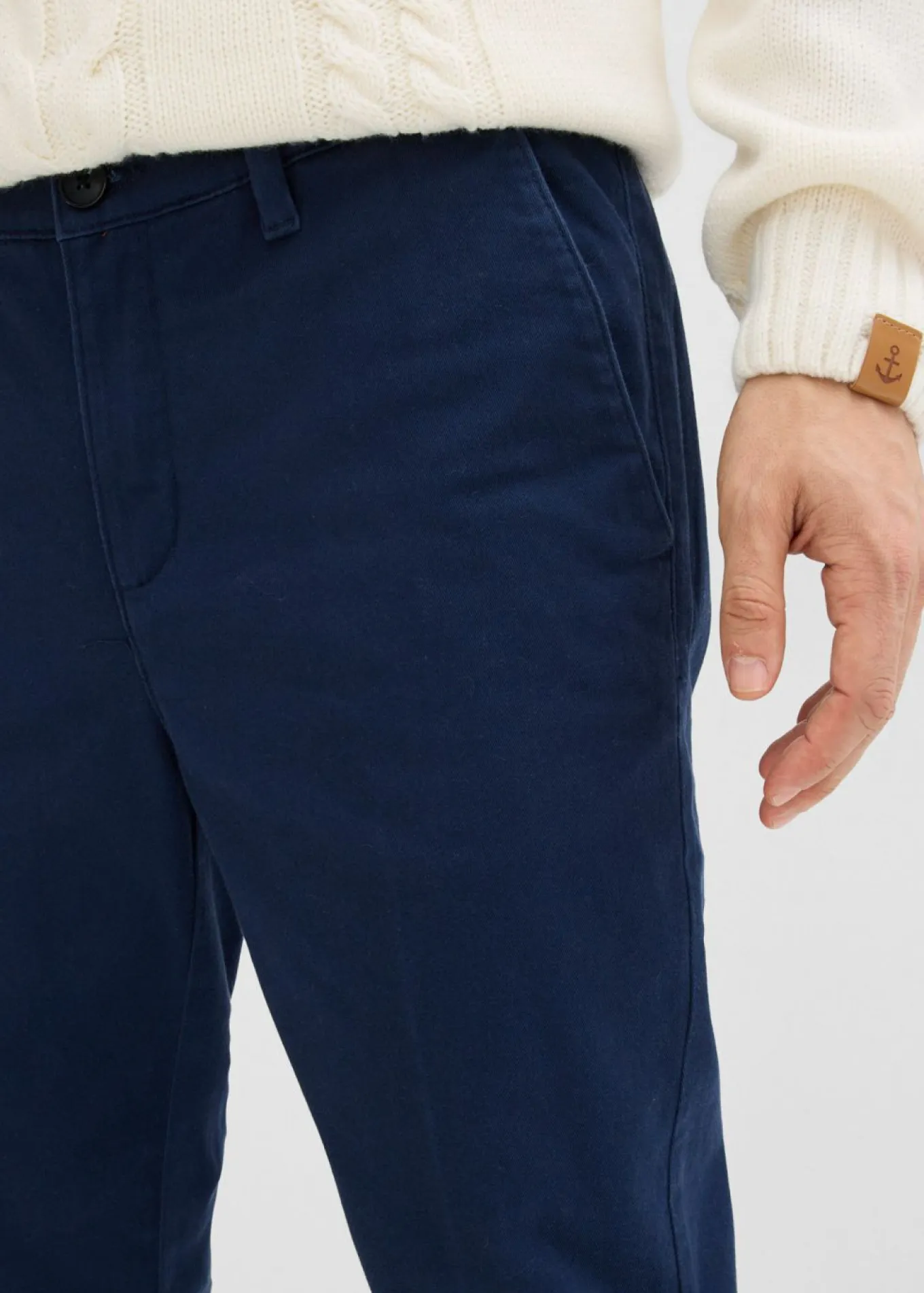 Pantalón tipo chino con corte regular, forro térmico de franela y diseño tapered