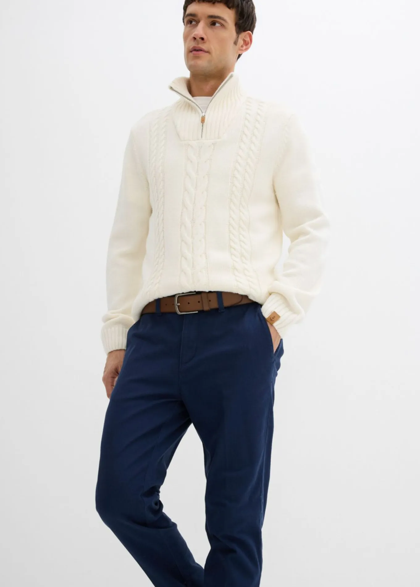 Pantalón tipo chino con corte regular, forro térmico de franela y diseño tapered