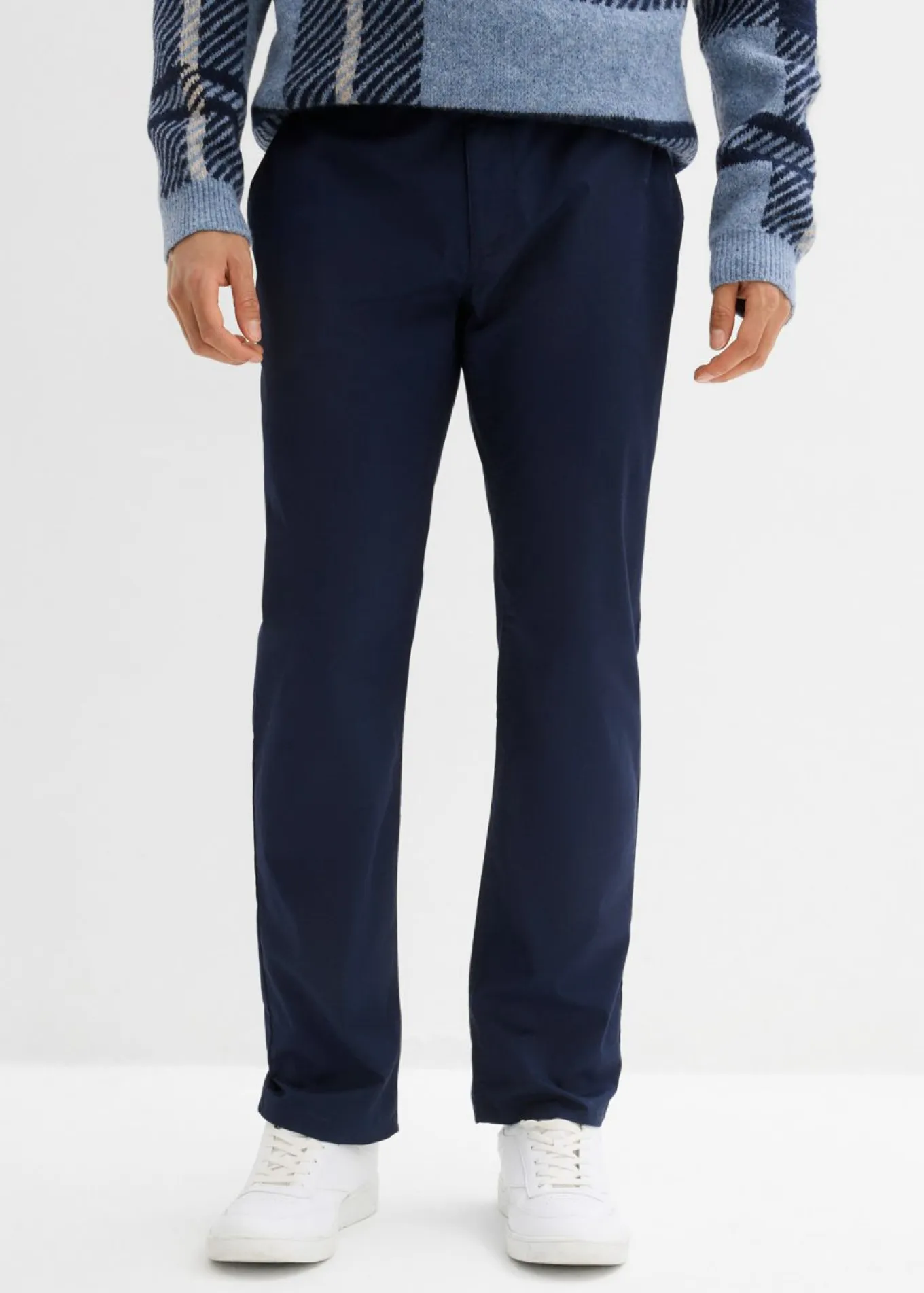 Pantalón tipo chino con corte regular, cinturilla elástica, cinturón y forma recta