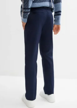 Pantalón tipo chino con corte regular, cinturilla elástica, cinturón y forma recta