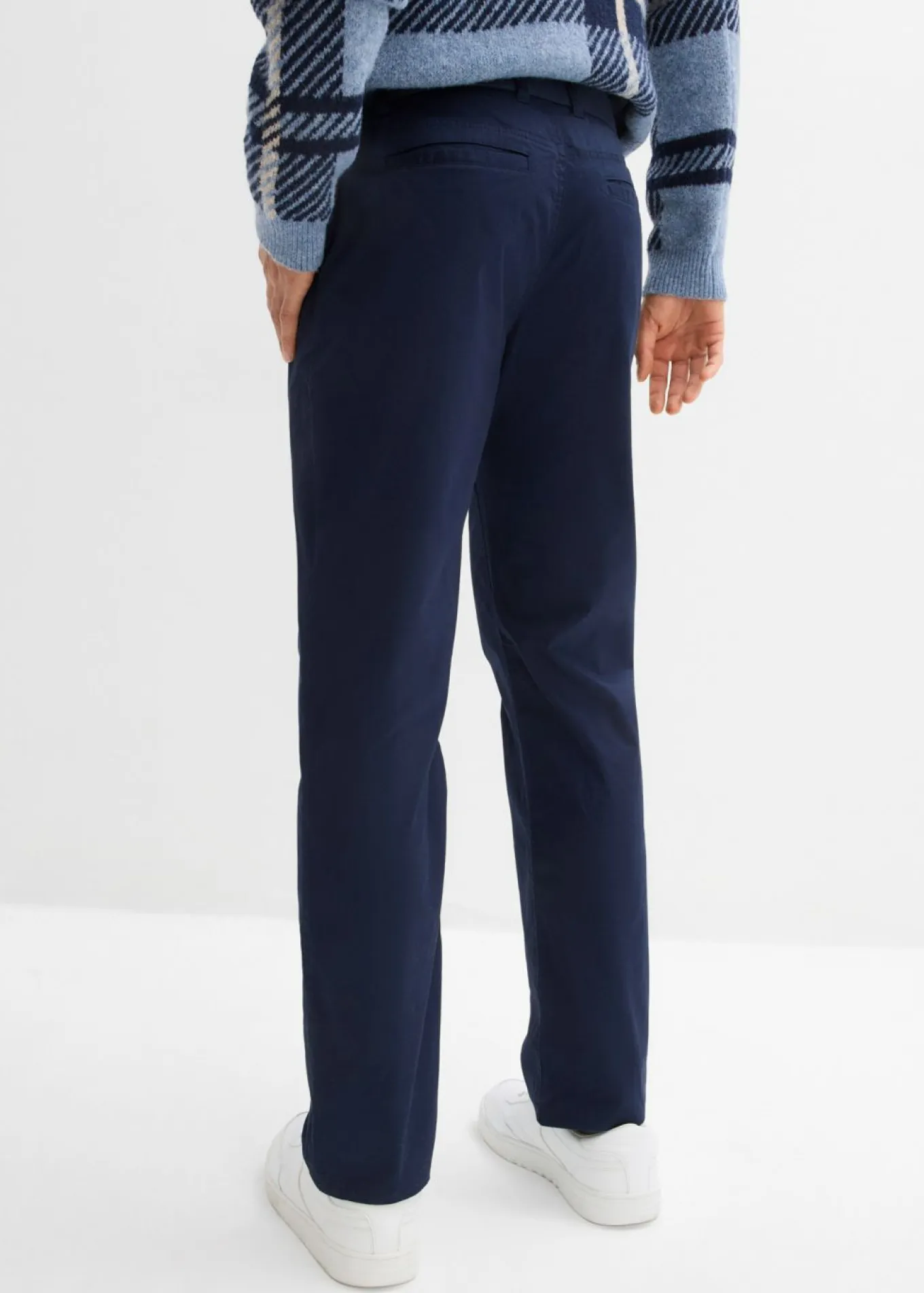 Pantalón tipo chino con corte regular, cinturilla elástica, cinturón y forma recta