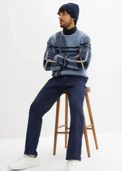 Pantalón tipo chino con corte regular, cinturilla elástica, cinturón y forma recta