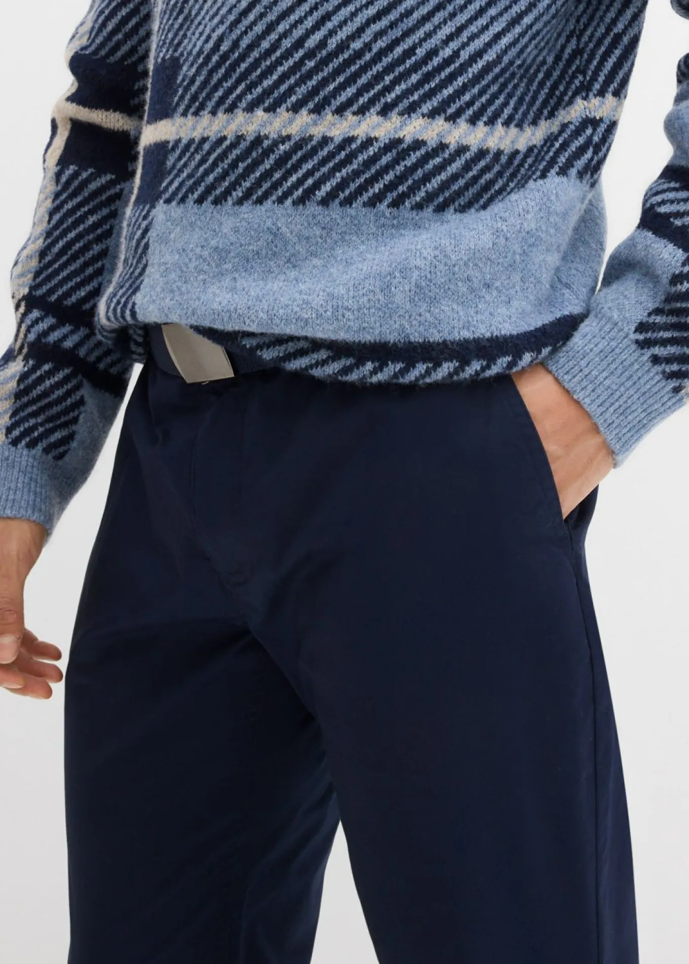 Pantalón tipo chino con corte regular, cinturilla elástica, cinturón y forma recta