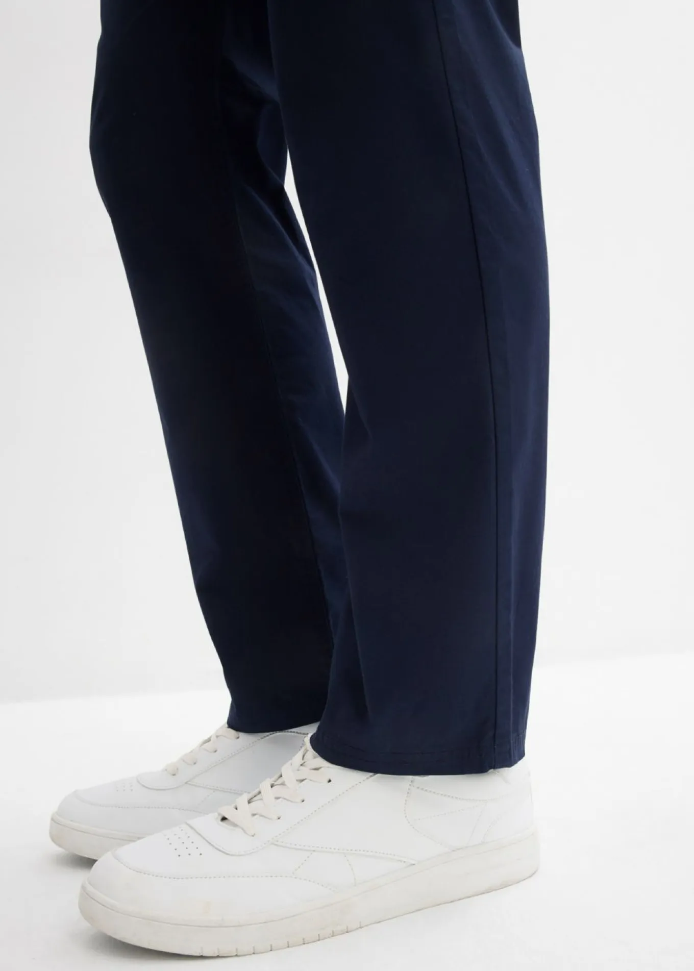 Pantalón tipo chino con corte regular, cinturilla elástica, cinturón y forma recta