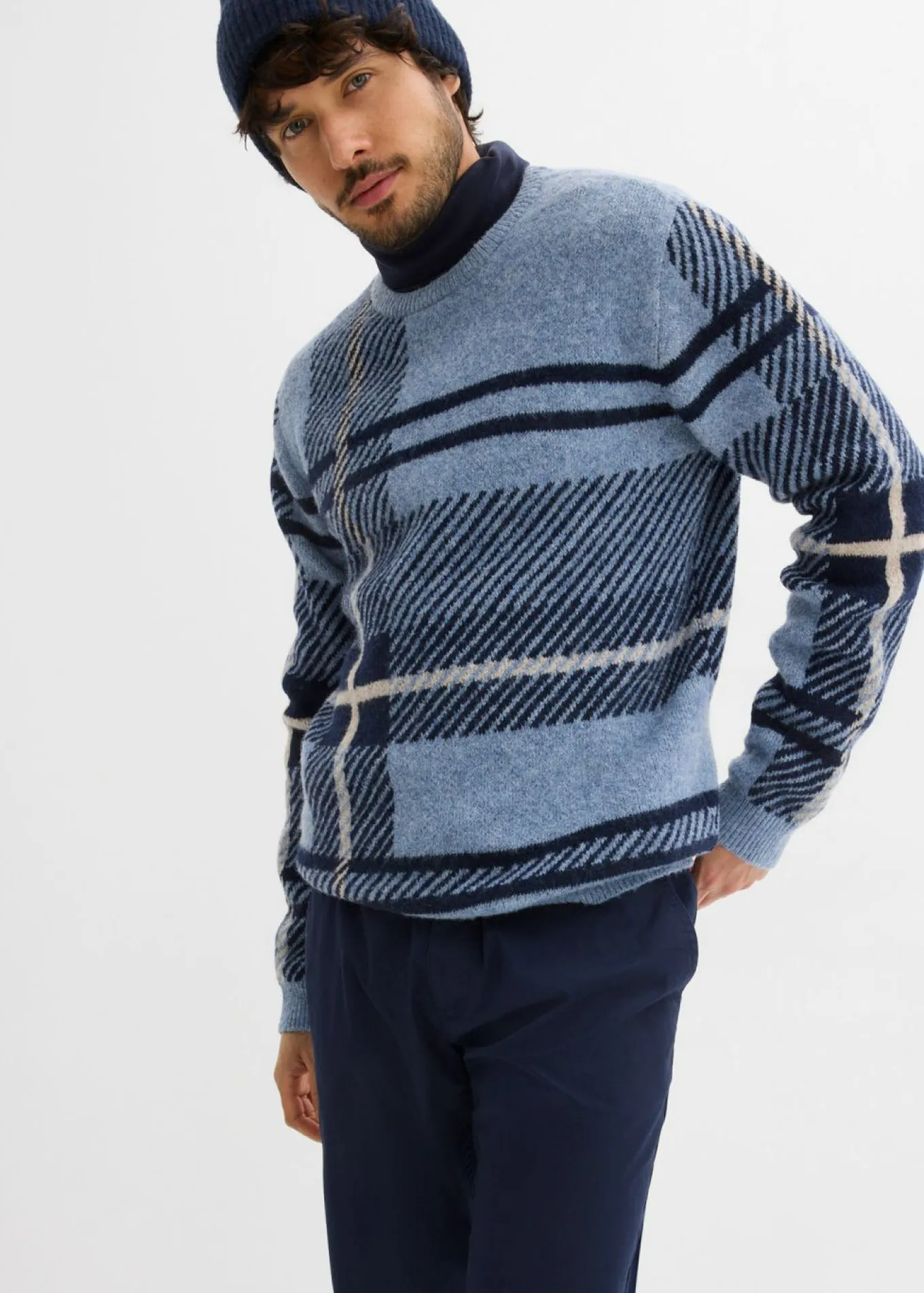Pantalón tipo chino con corte regular, cinturilla elástica, cinturón y forma recta
