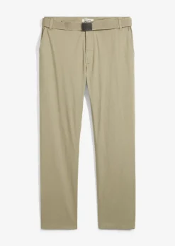 Pantalón tipo chino con corte regular, cinturilla elástica, cinturón y forma recta
