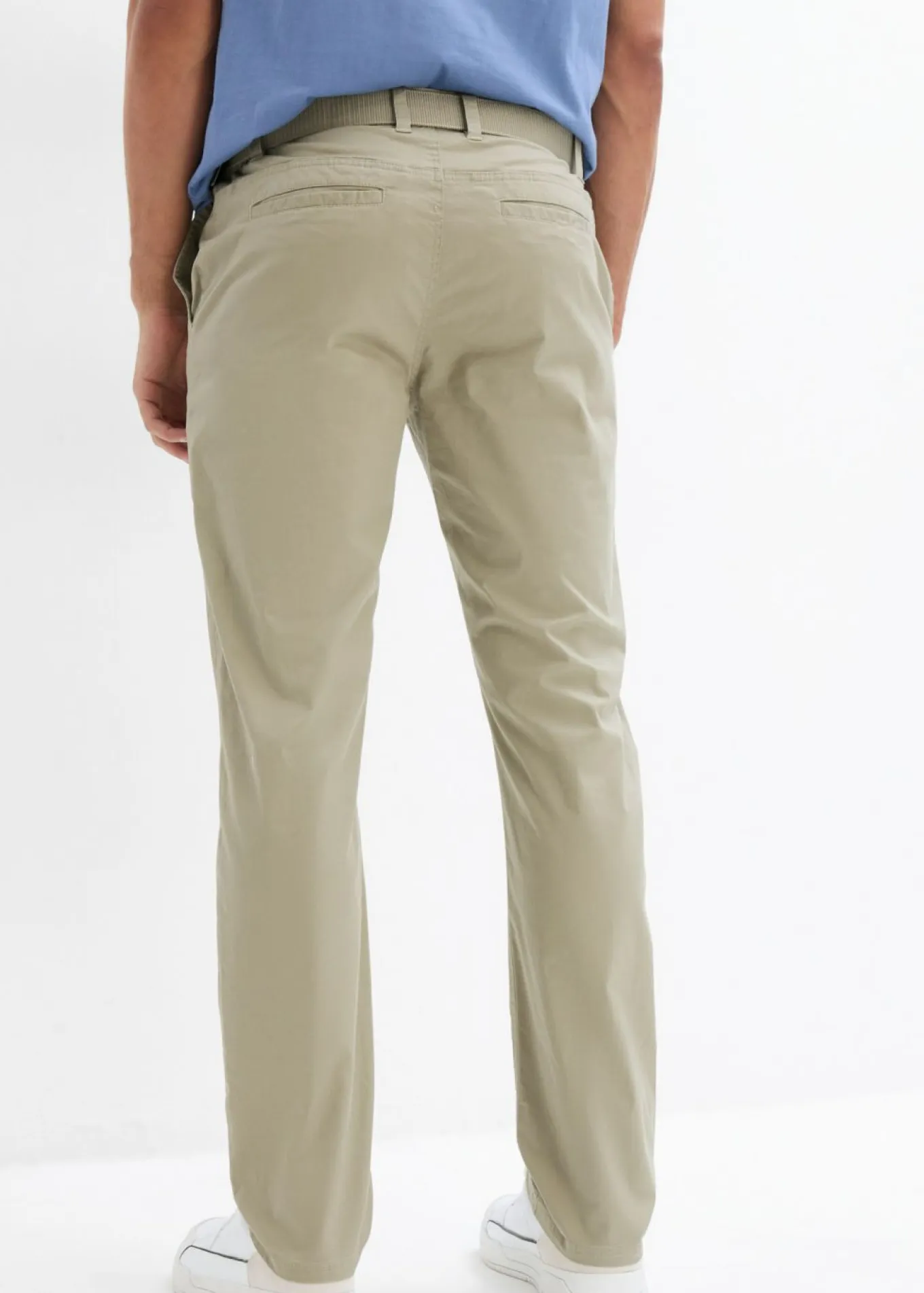 Pantalón tipo chino con corte regular, cinturilla elástica, cinturón y forma recta