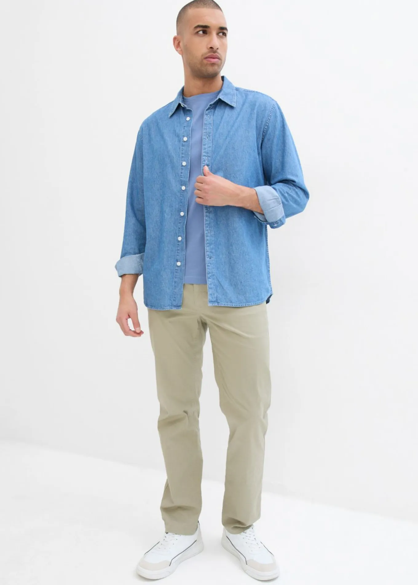 Pantalón tipo chino con corte regular, cinturilla elástica, cinturón y forma recta