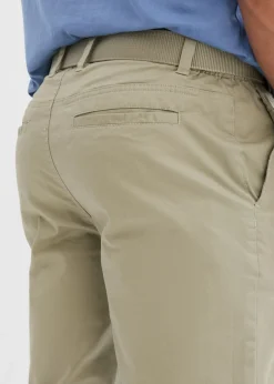 Pantalón tipo chino con corte regular, cinturilla elástica, cinturón y forma recta