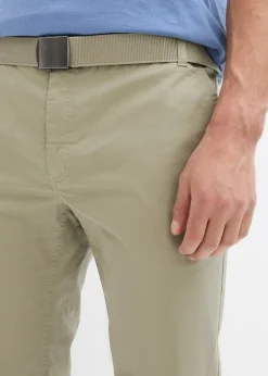 Pantalón tipo chino con corte regular, cinturilla elástica, cinturón y forma recta