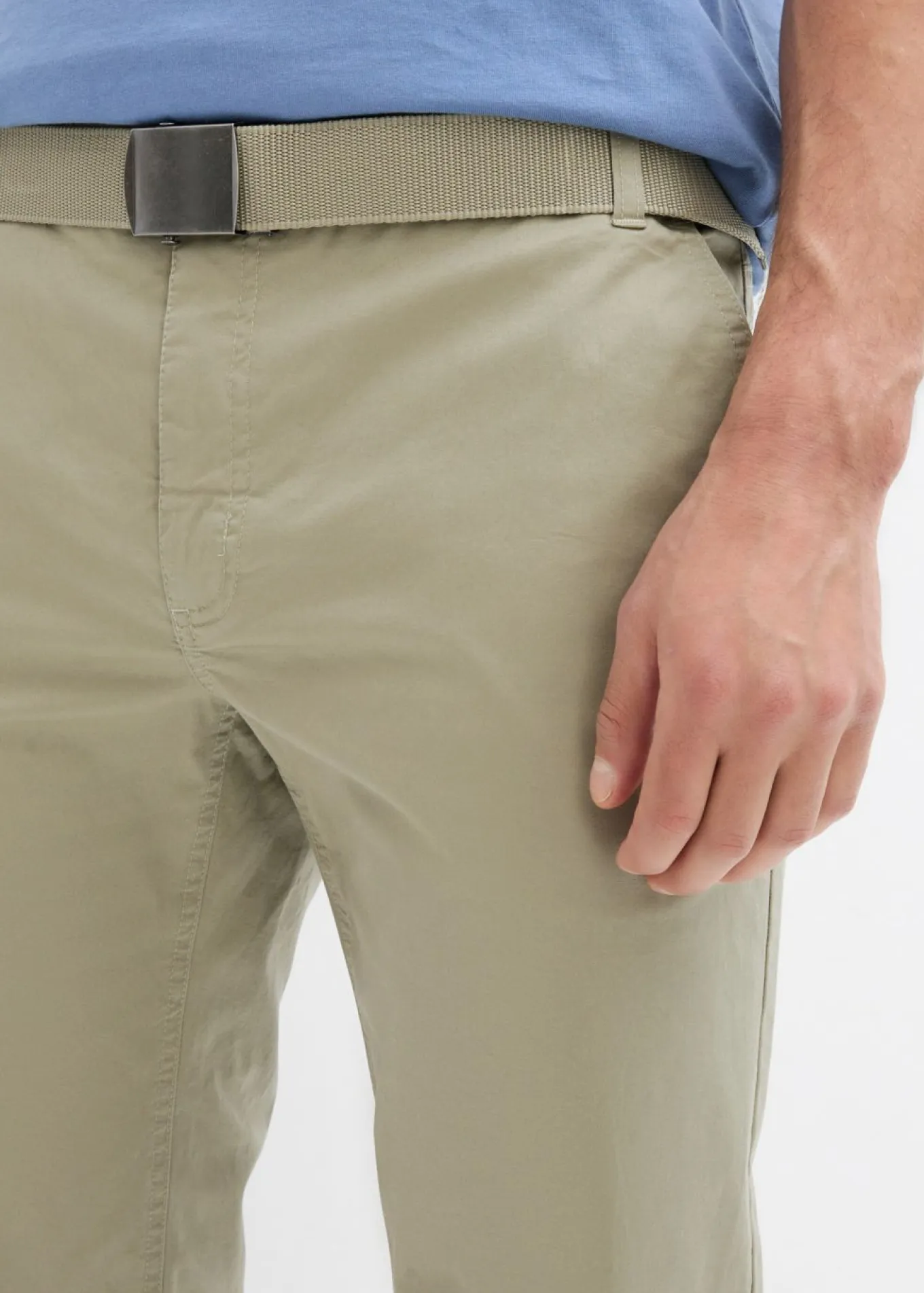 Pantalón tipo chino con corte regular, cinturilla elástica, cinturón y forma recta