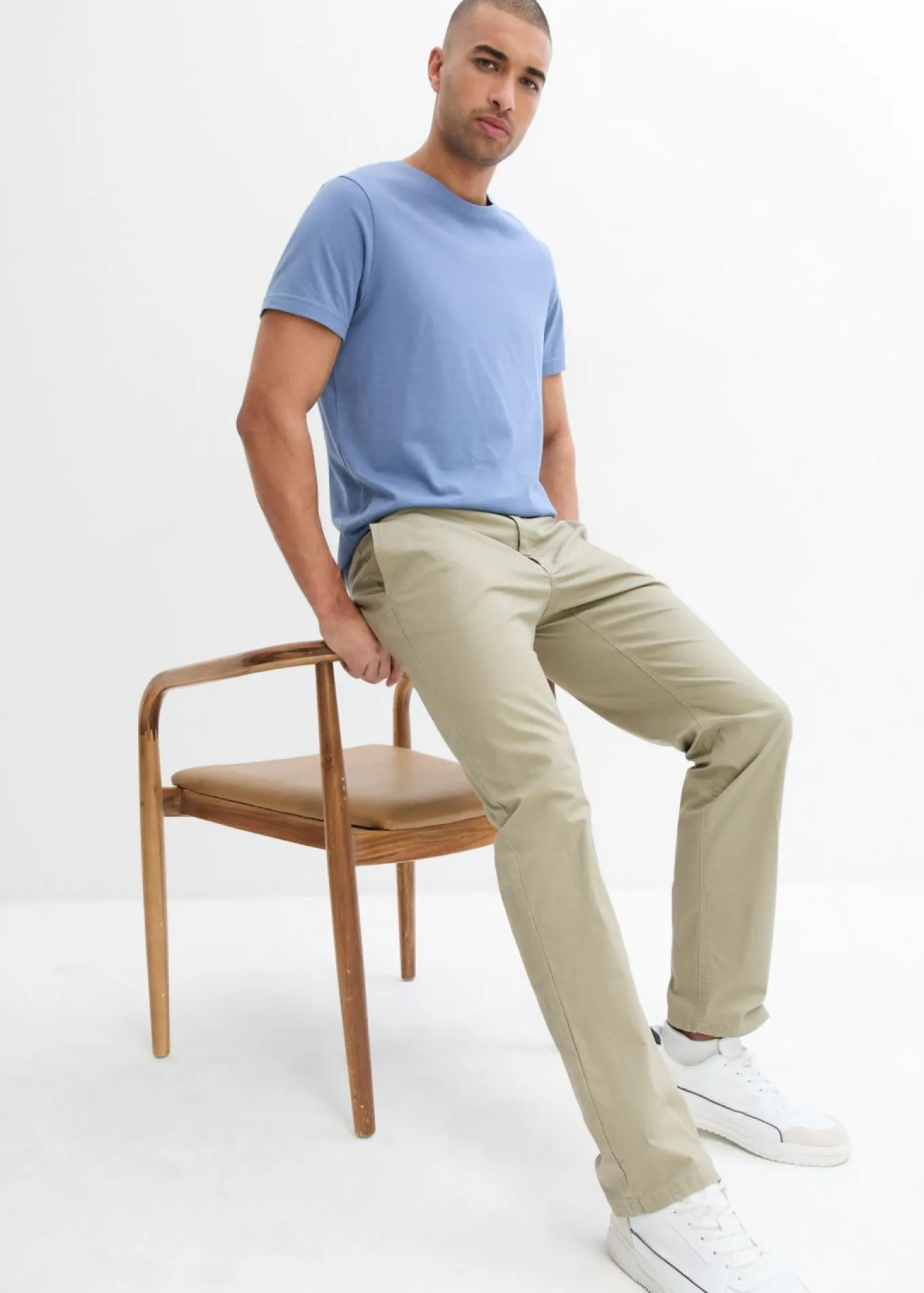 Pantalón tipo chino con corte regular, cinturilla elástica, cinturón y forma recta