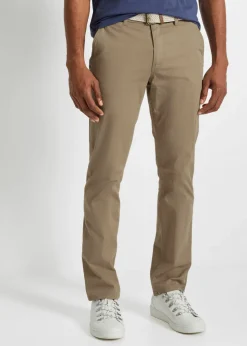 Pantalón tipo chino con corte regular, cinturilla elástica, cinturón y forma recta