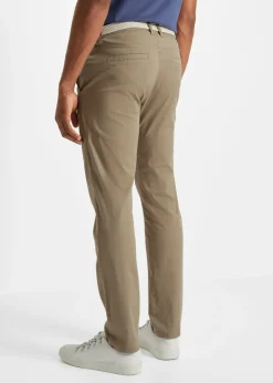 Pantalón tipo chino con corte regular, cinturilla elástica, cinturón y forma recta