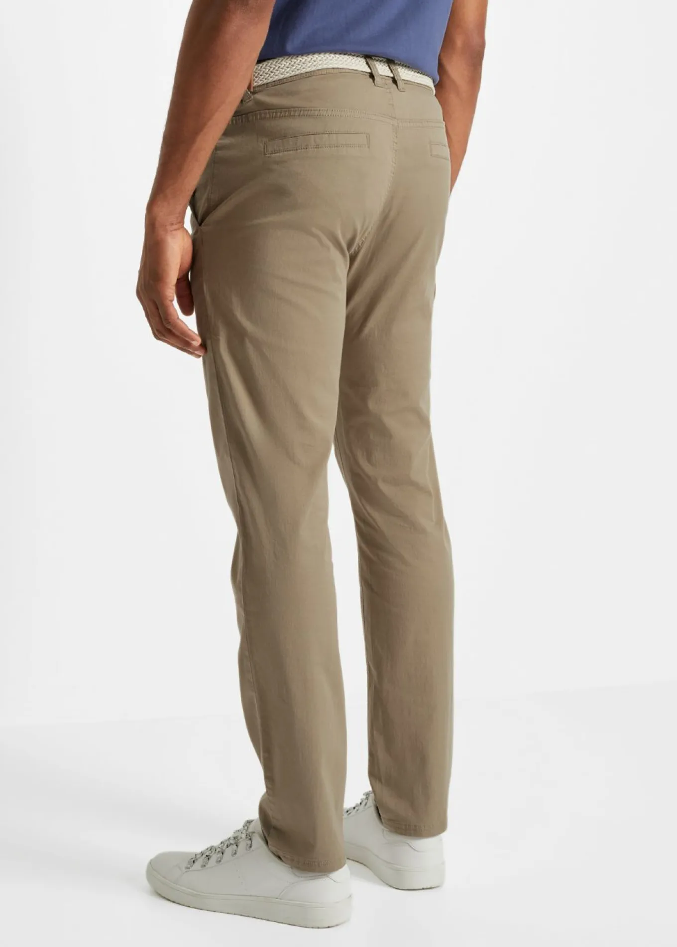Pantalón tipo chino con corte regular, cinturilla elástica, cinturón y forma recta