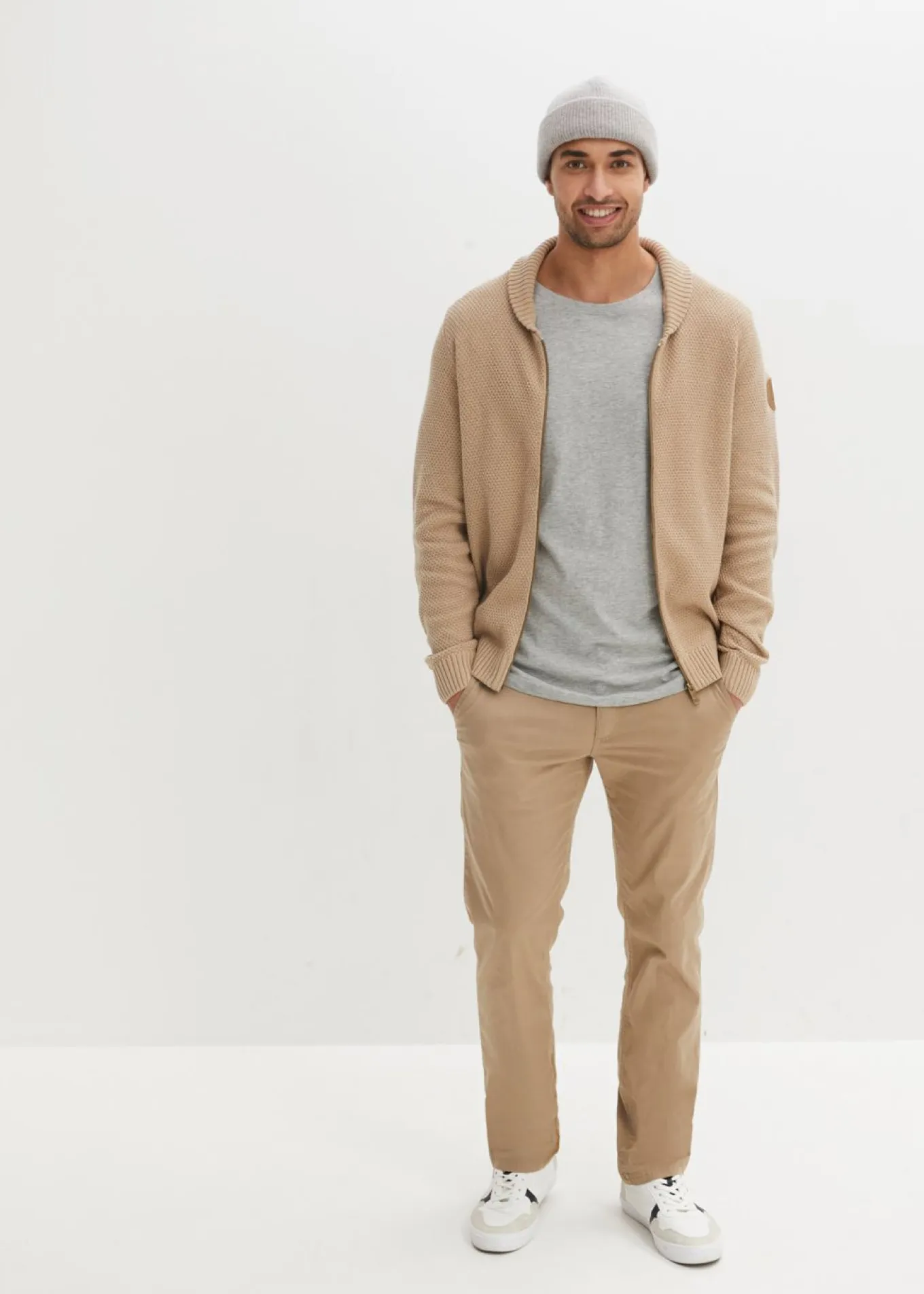 Pantalón tipo chino con corte regular, cinturilla elástica, cinturón y forma recta
