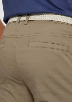 Pantalón tipo chino con corte regular, cinturilla elástica, cinturón y forma recta