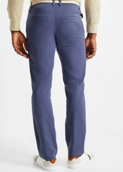 Pantalón tipo chino con corte regular, cinturilla elástica, cinturón y forma recta