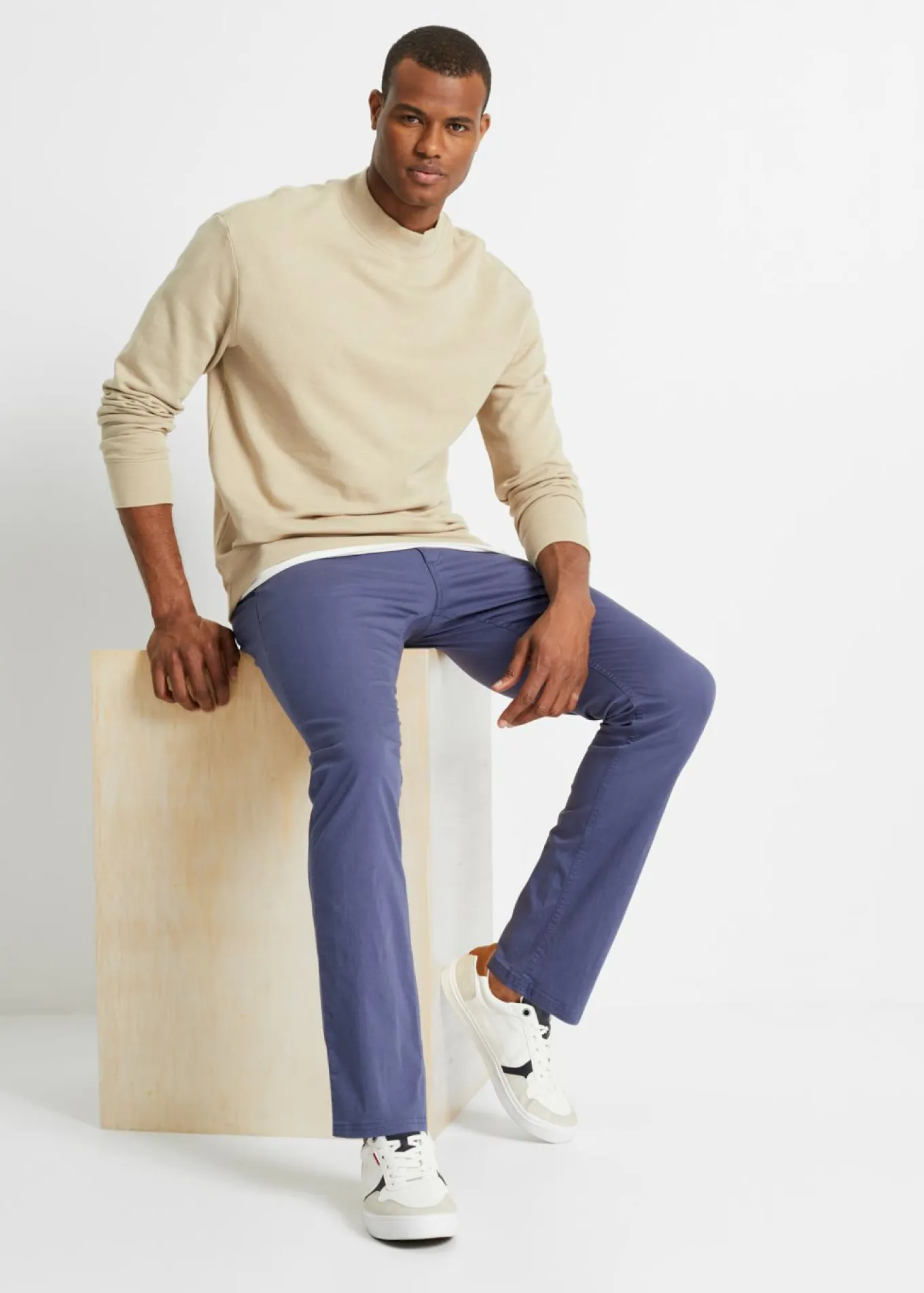Pantalón tipo chino con corte regular, cinturilla elástica, cinturón y forma recta