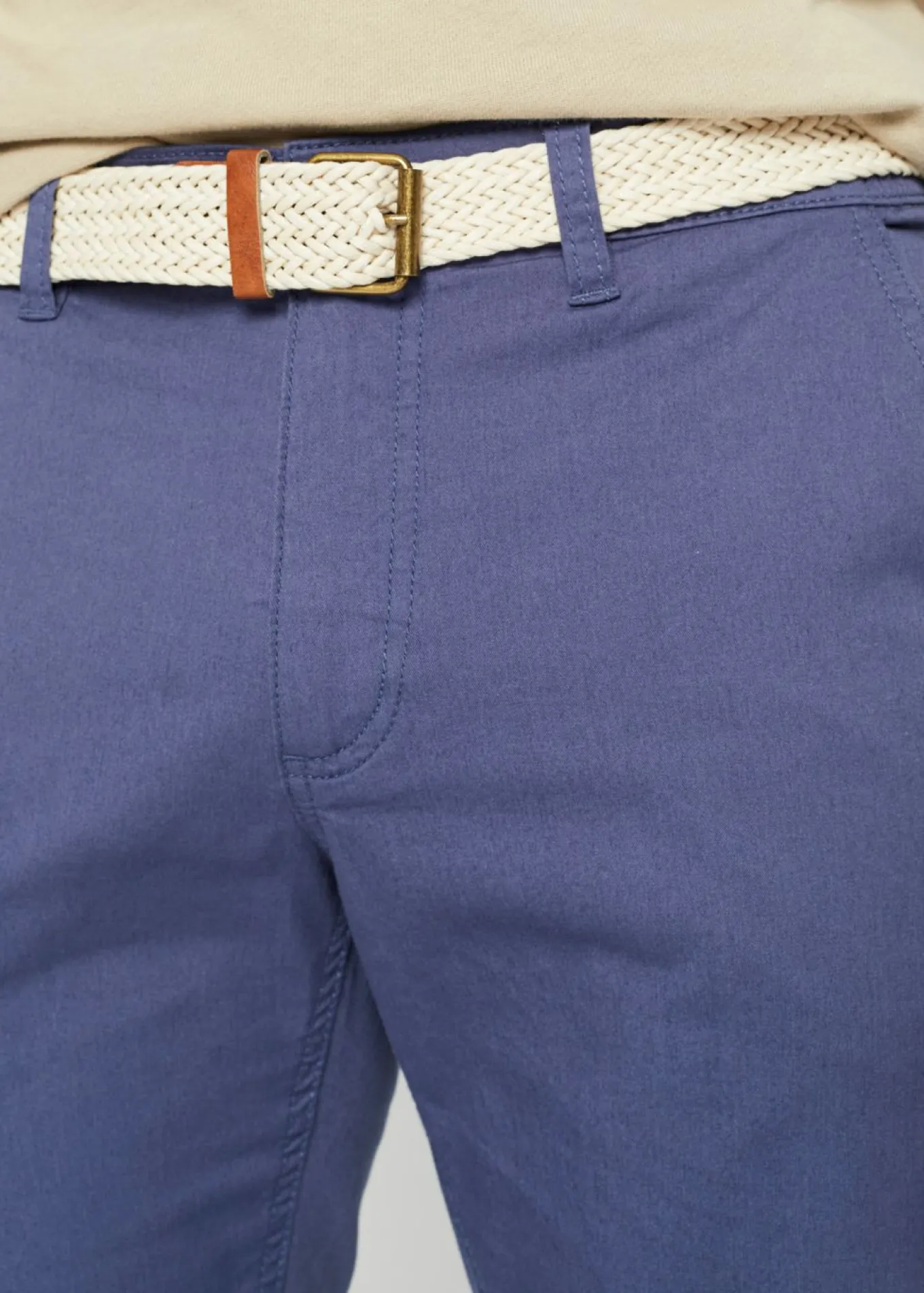 Pantalón tipo chino con corte regular, cinturilla elástica, cinturón y forma recta