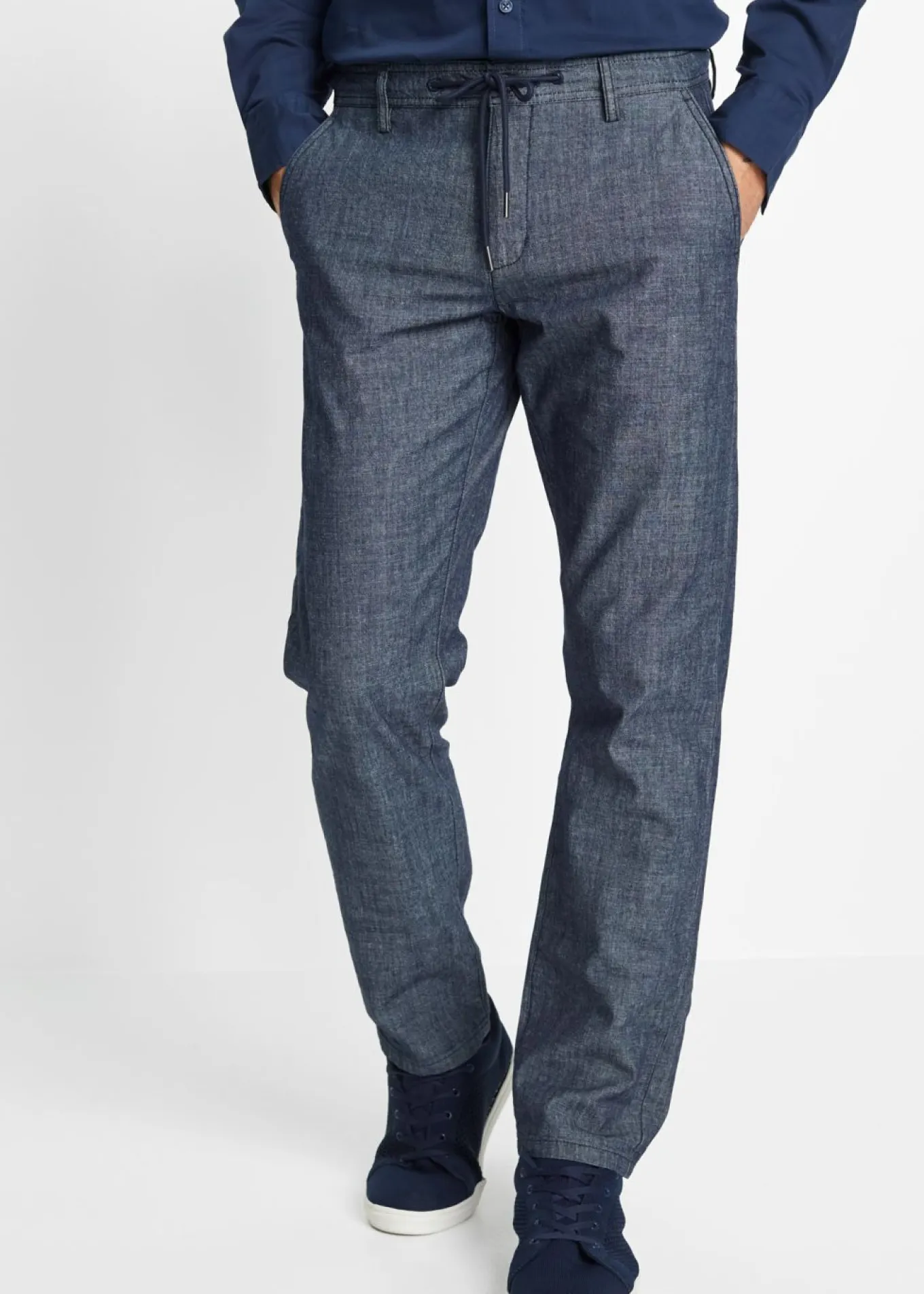 Pantalón tipo chino de cambray con corte recto y regular
