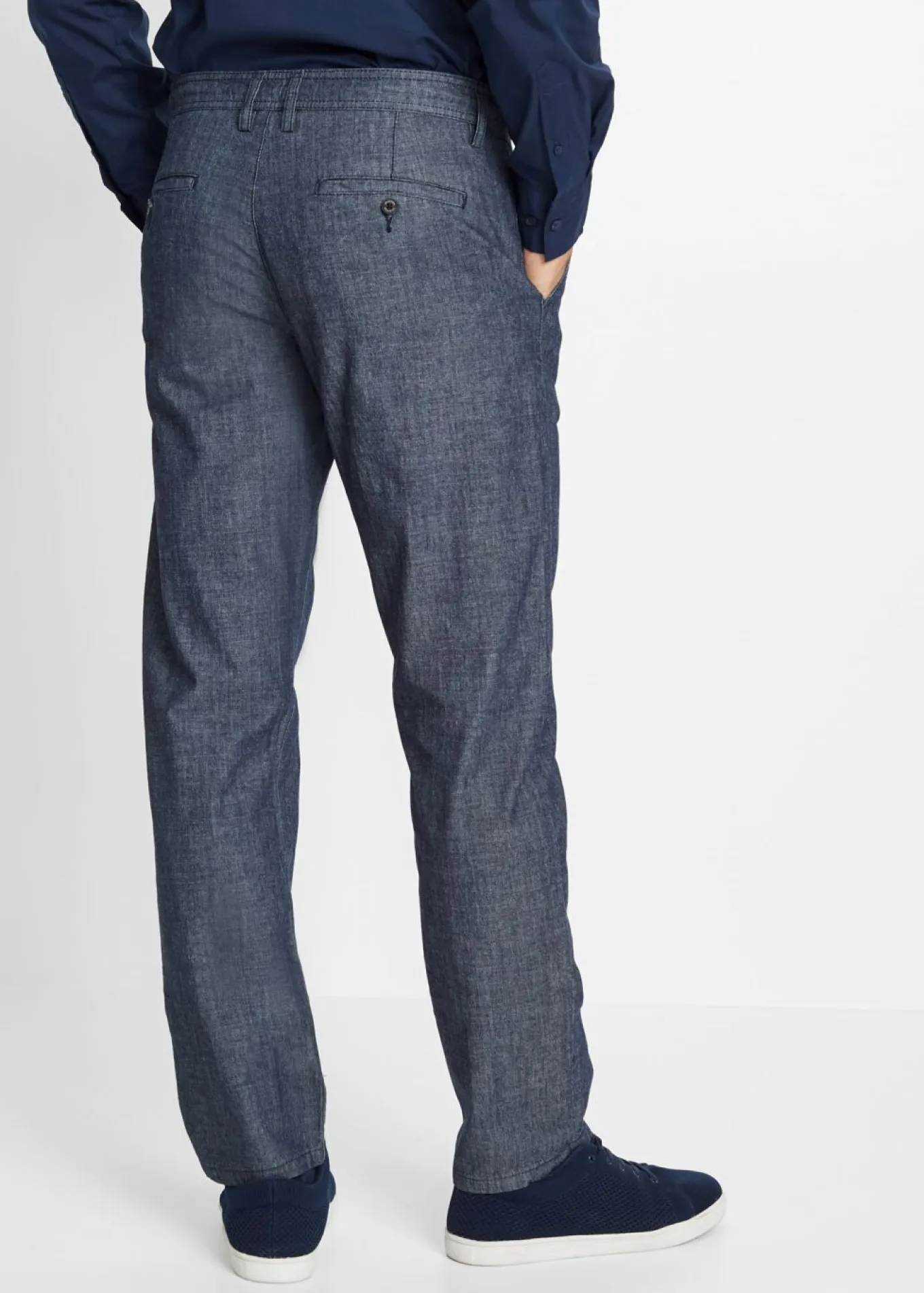 Pantalón tipo chino de cambray con corte recto y regular