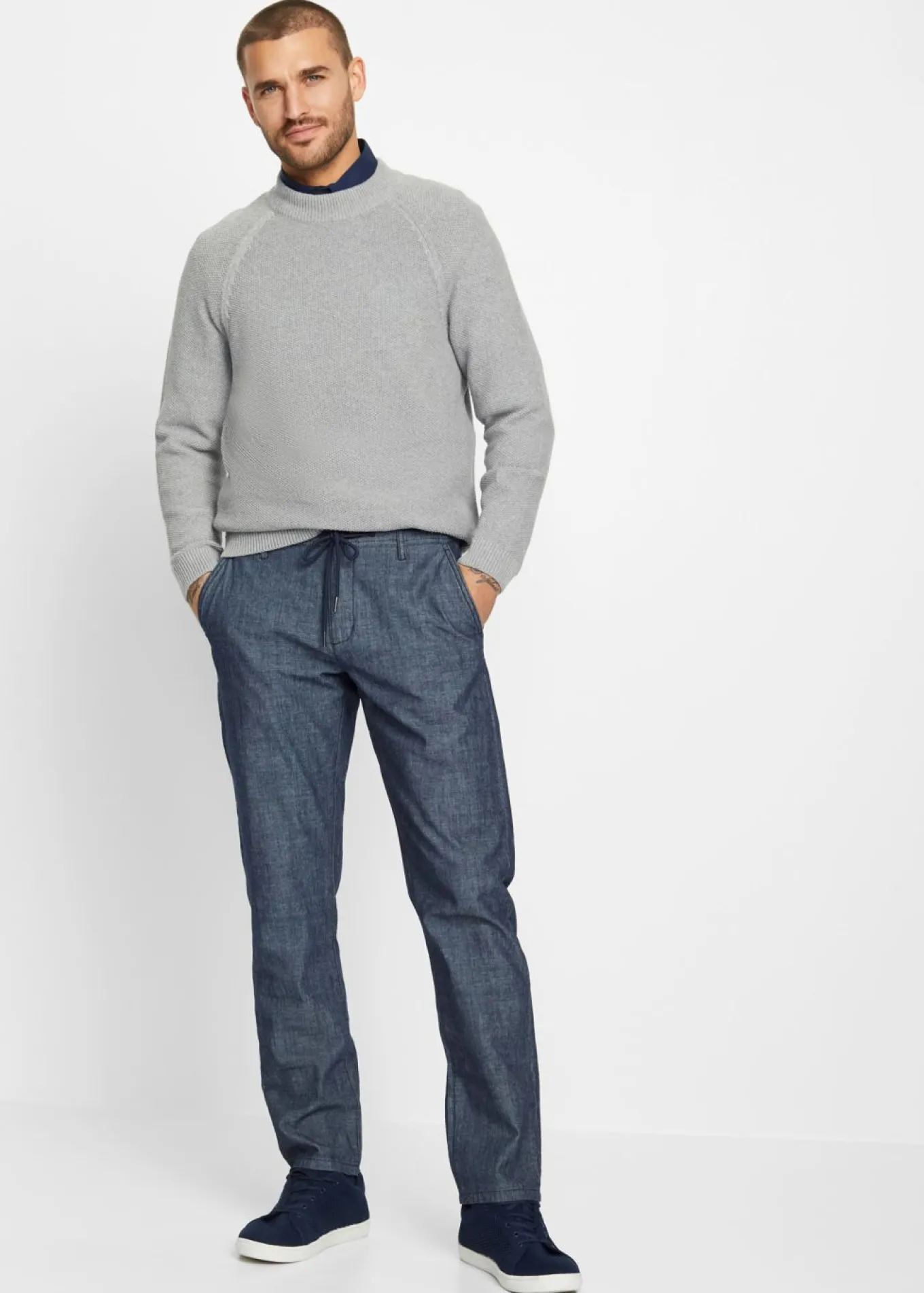 Pantalón tipo chino de cambray con corte recto y regular