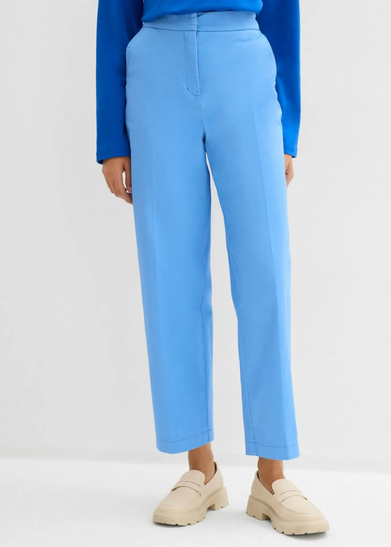 Pantalón tipo chino de sarga de algodón