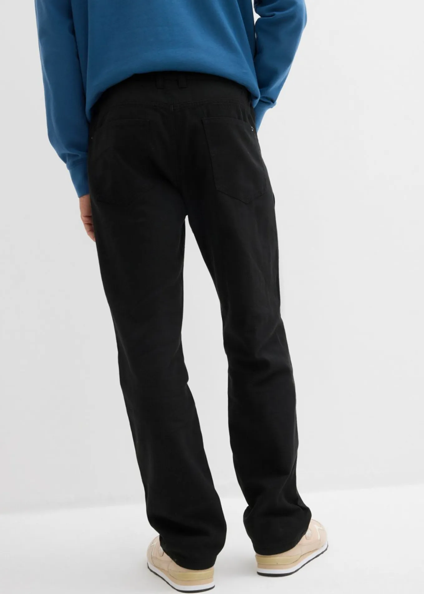 Pantalón térmico con corte holgado, cinturilla cómoda y diseño recto