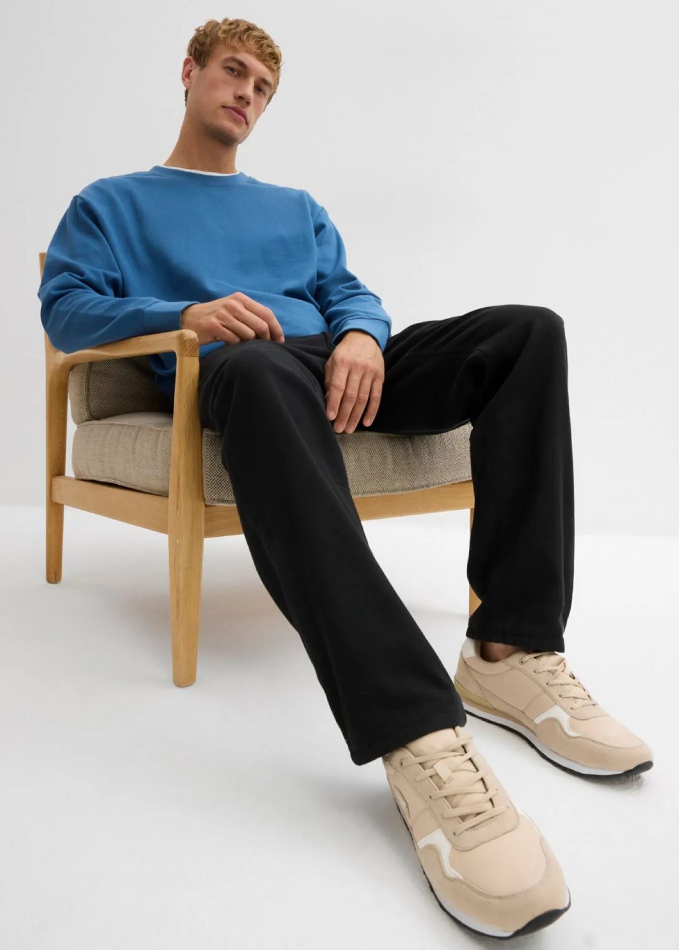 Pantalón térmico con corte holgado, cinturilla cómoda y diseño recto