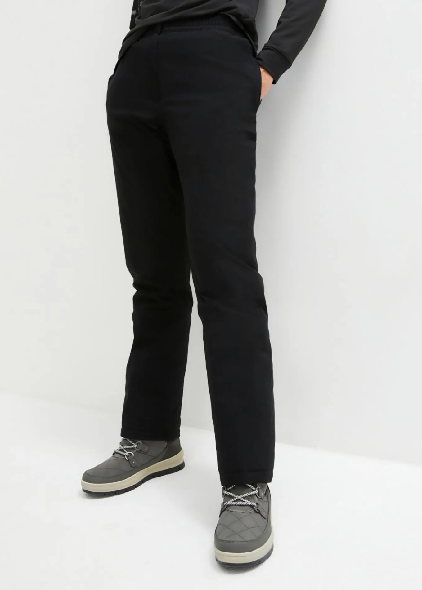 Pantalón térmico con forro polar, cintura cómoda, material impermeable y corte recto