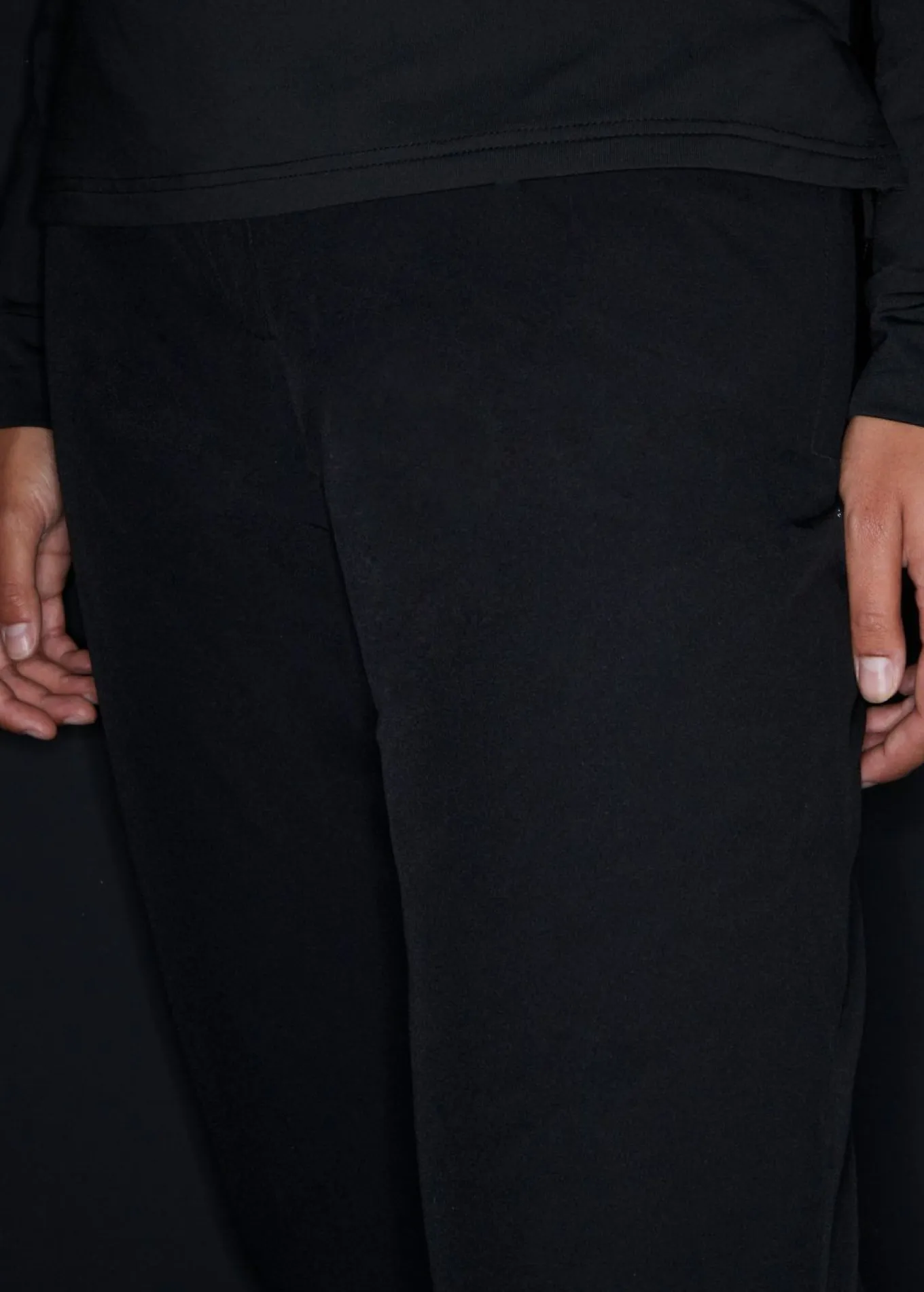 Pantalón térmico con forro polar, cintura cómoda, material impermeable y corte recto