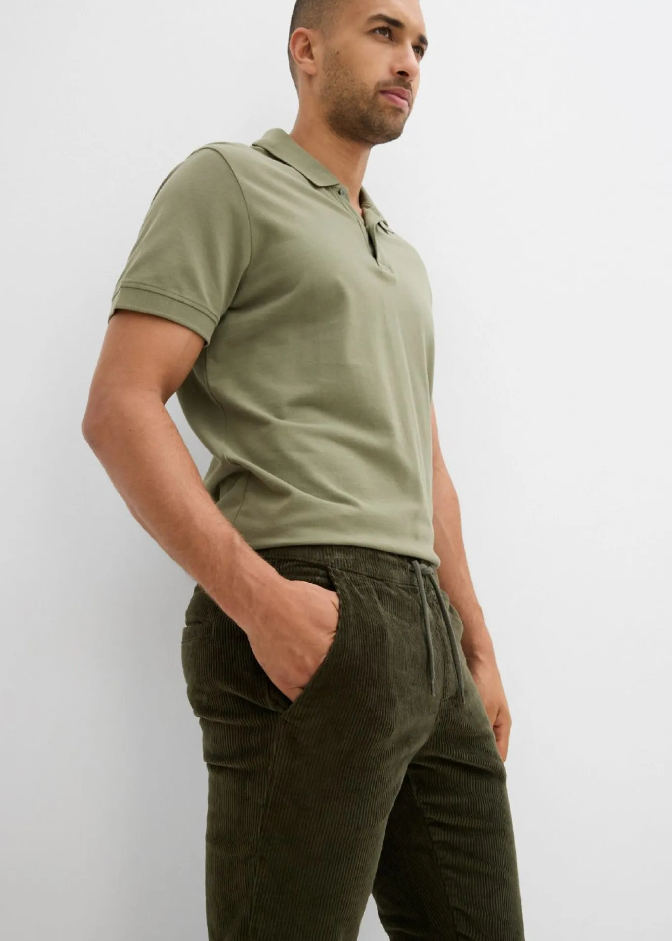 Pantalón térmico de pana con corte regular, forro de franela y diseño recto
