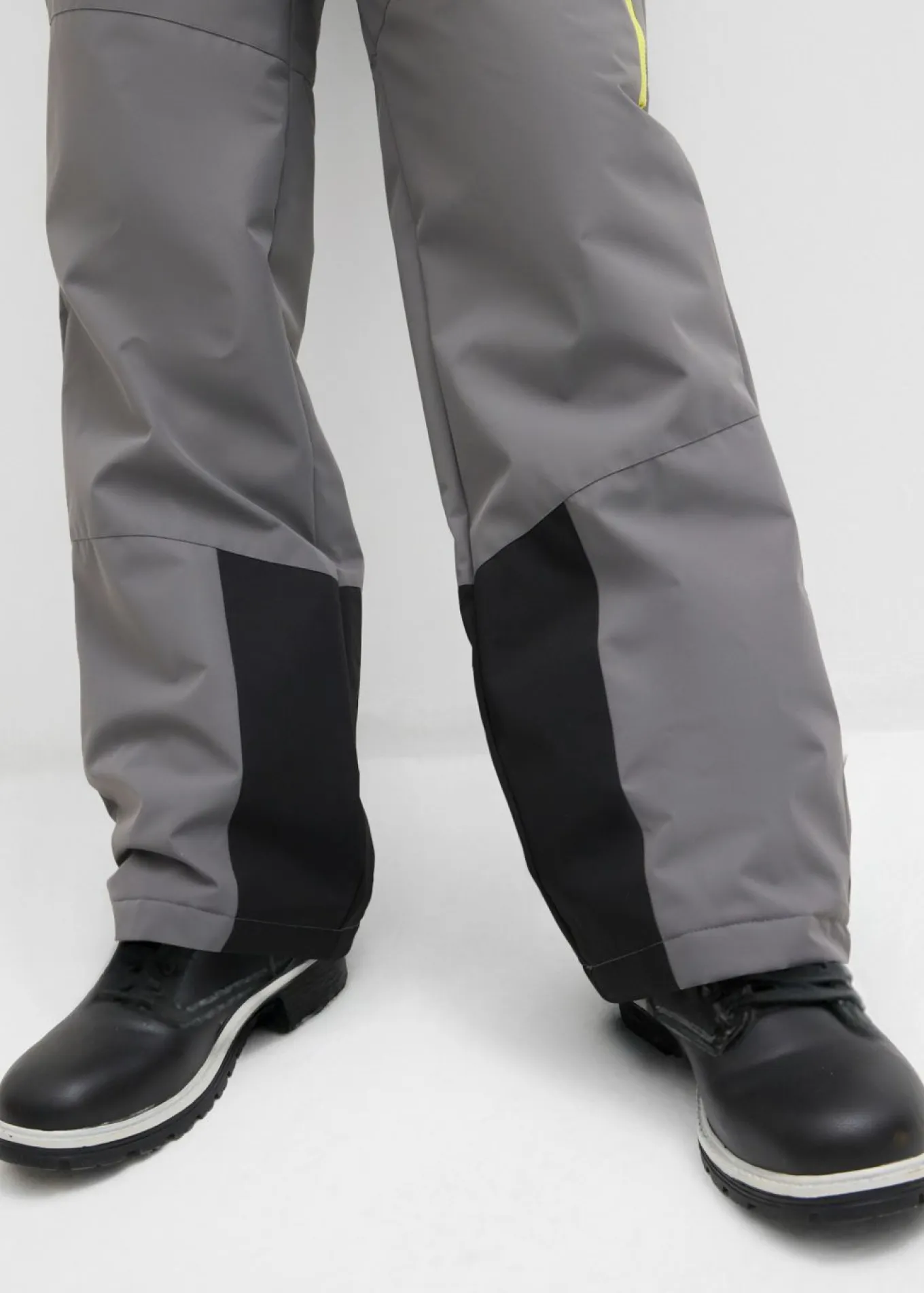 Pantalón térmico funcional con material repelente al agua y corte regular