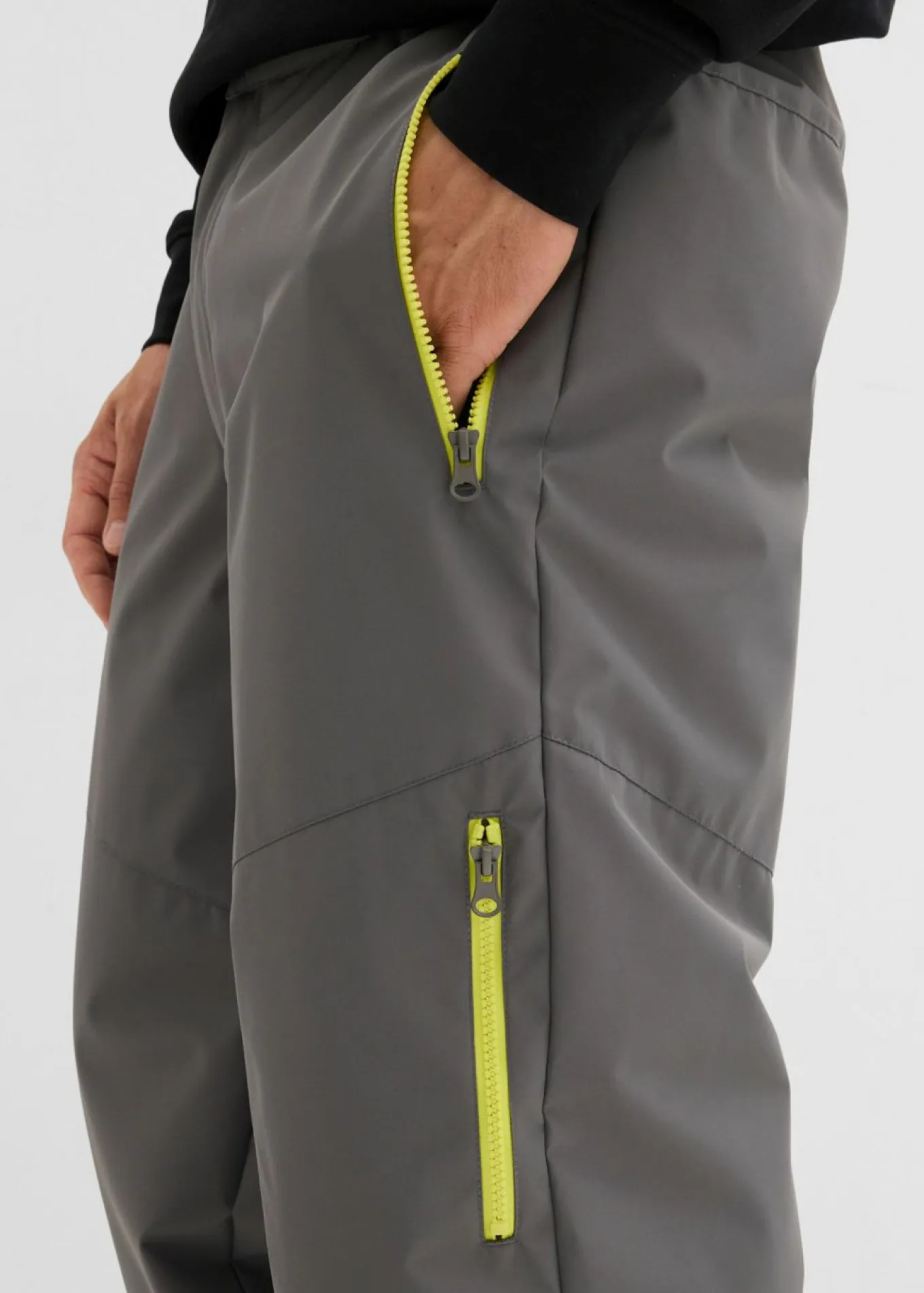 Pantalón térmico funcional con material repelente al agua y corte regular
