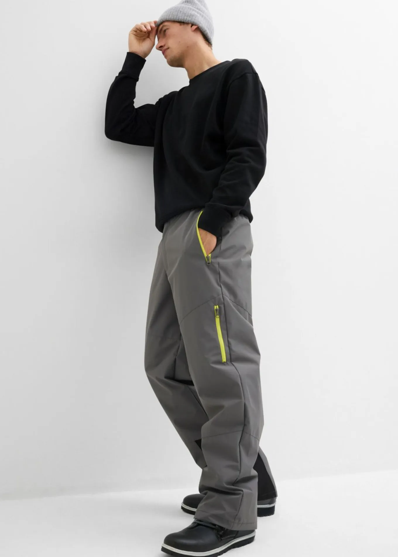 Pantalón térmico funcional con material repelente al agua y corte regular