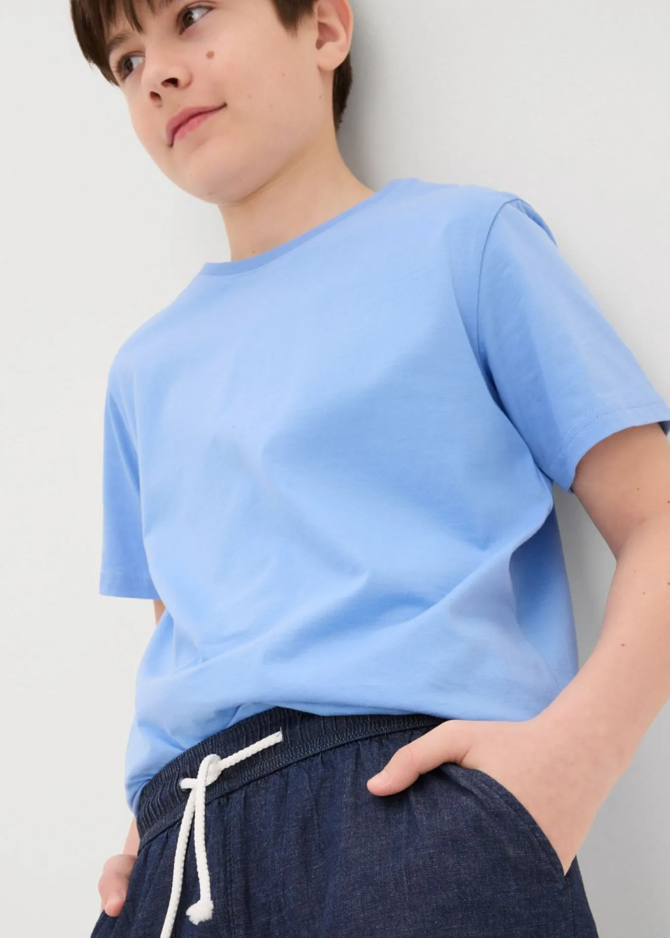 Pantalón vaquero corto elástico sin cierre con corte regular