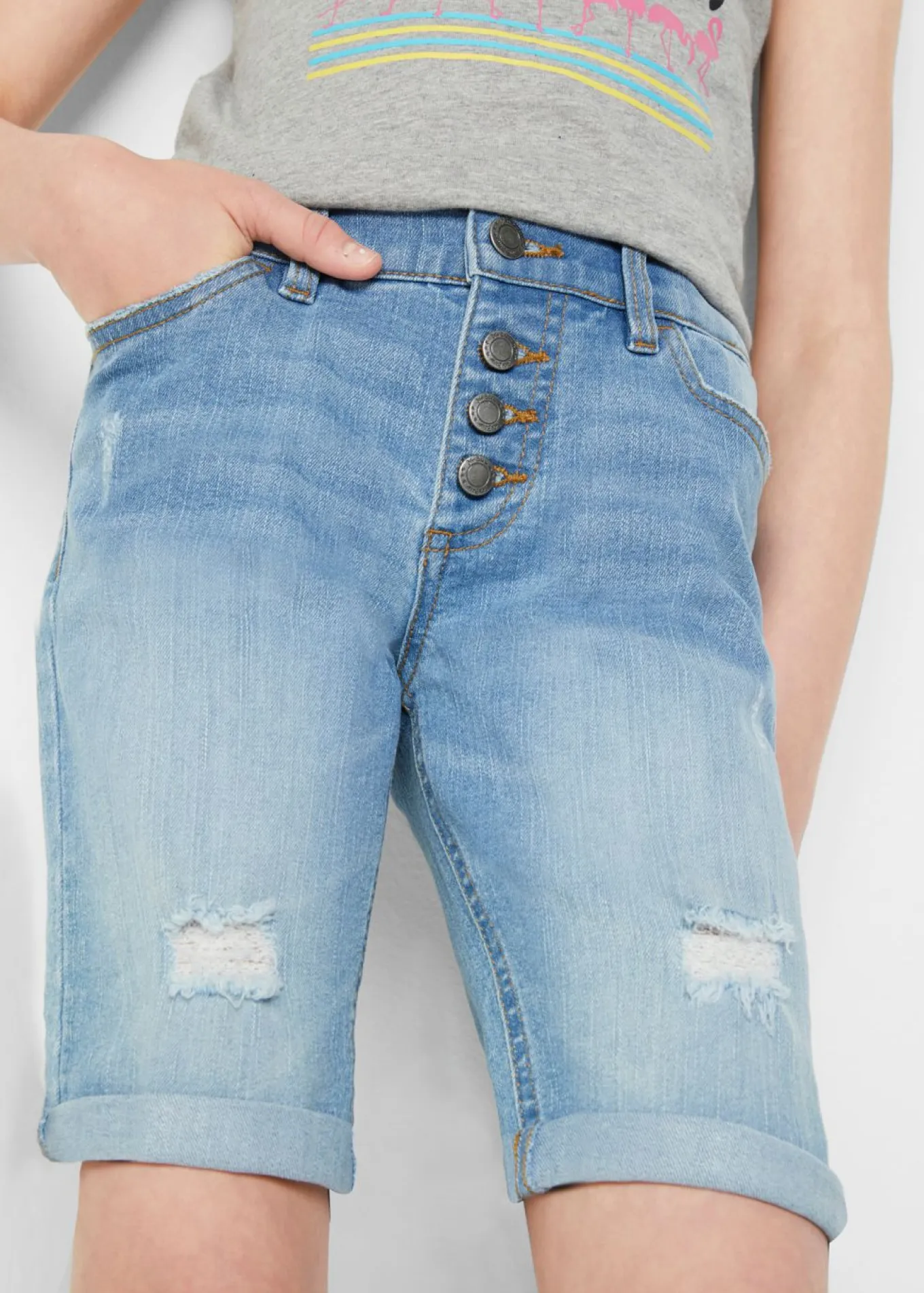 Pantalón vaquero corto elástico con talle medio
