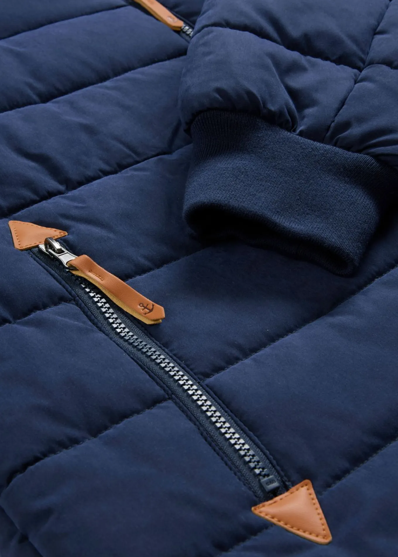Parka acolchada con capucha y detalles de piel sintética
