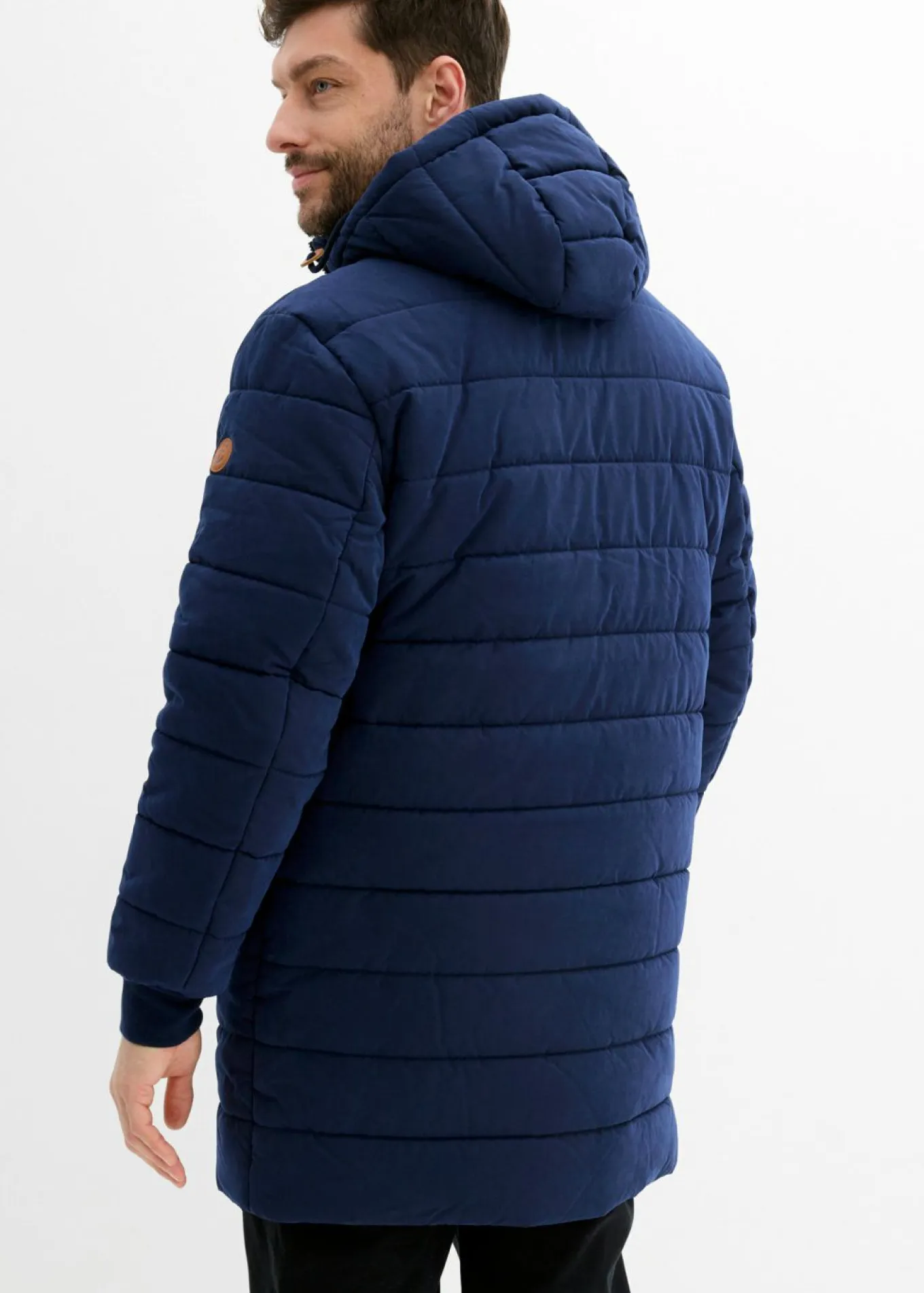 Parka acolchada con capucha y detalles de piel sintética