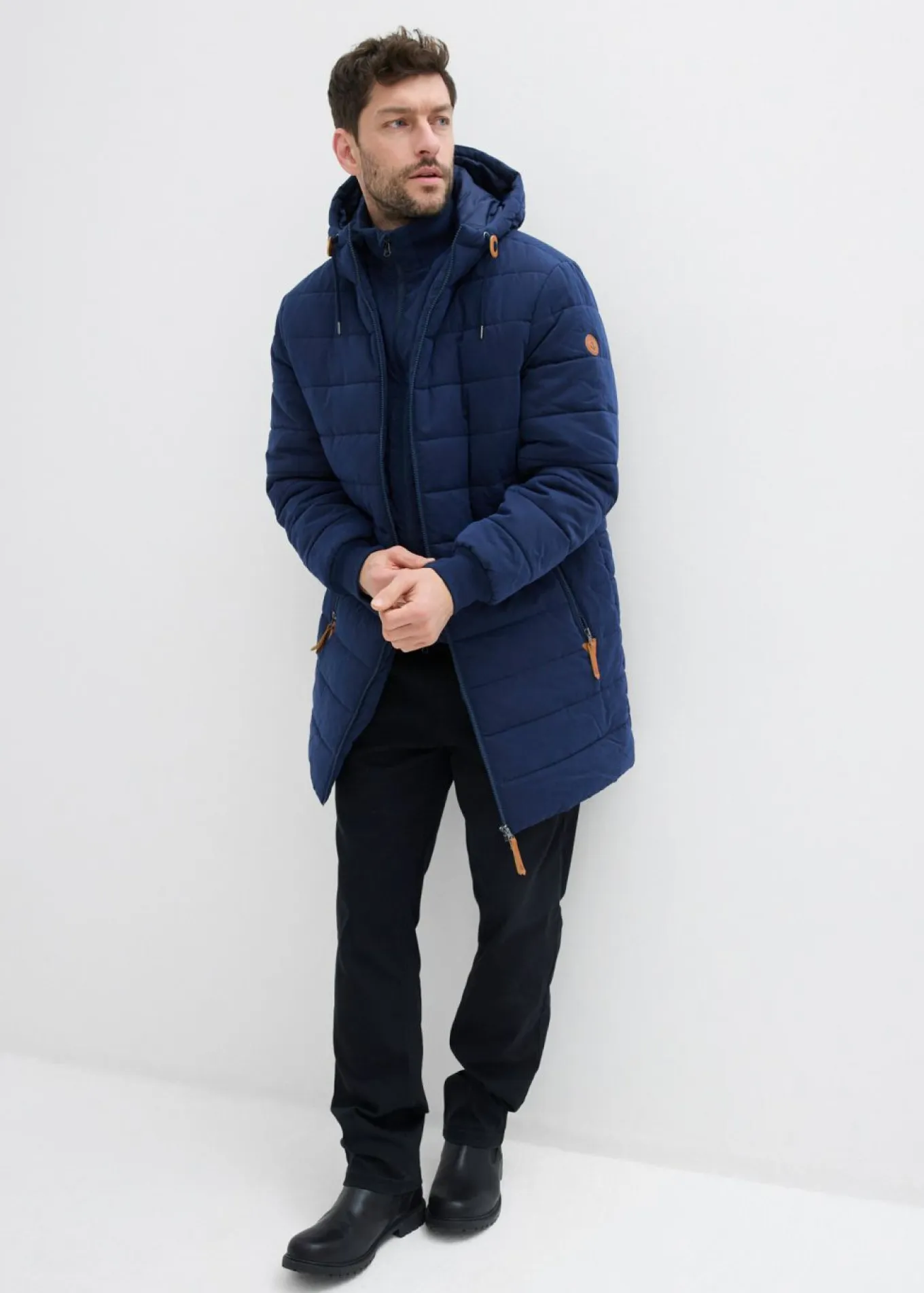 Parka acolchada con capucha y detalles de piel sintética