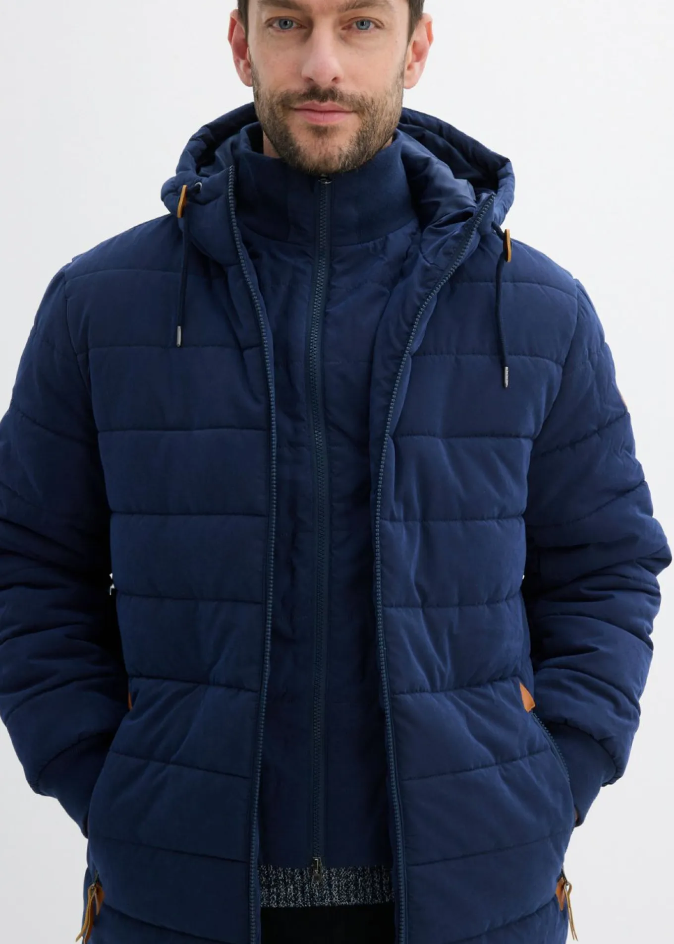 Parka acolchada con capucha y detalles de piel sintética