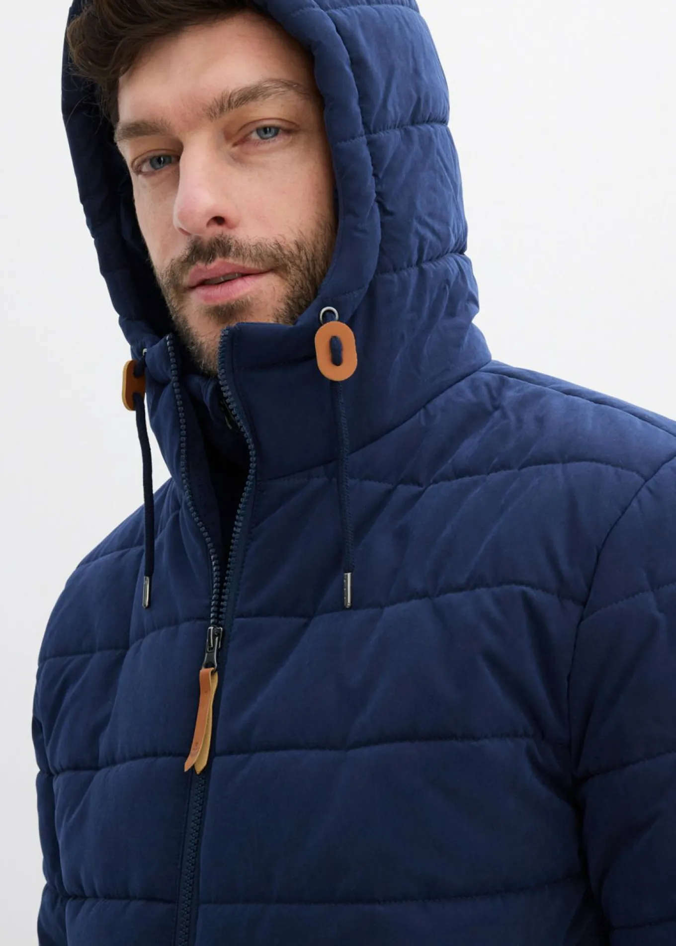 Parka acolchada con capucha y detalles de piel sintética