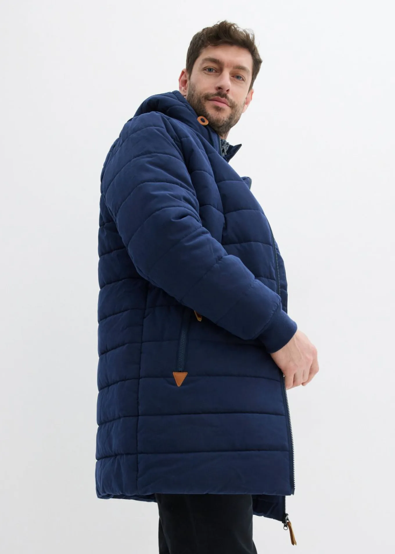 Parka acolchada con capucha y detalles de piel sintética