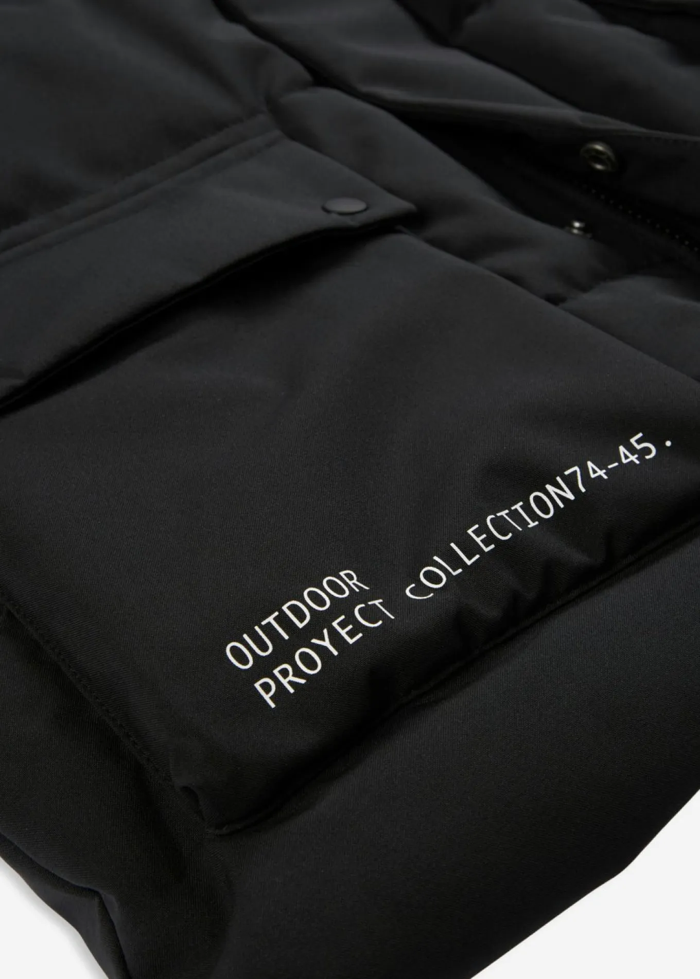 Parka acolchada con detalles deportivos y capucha